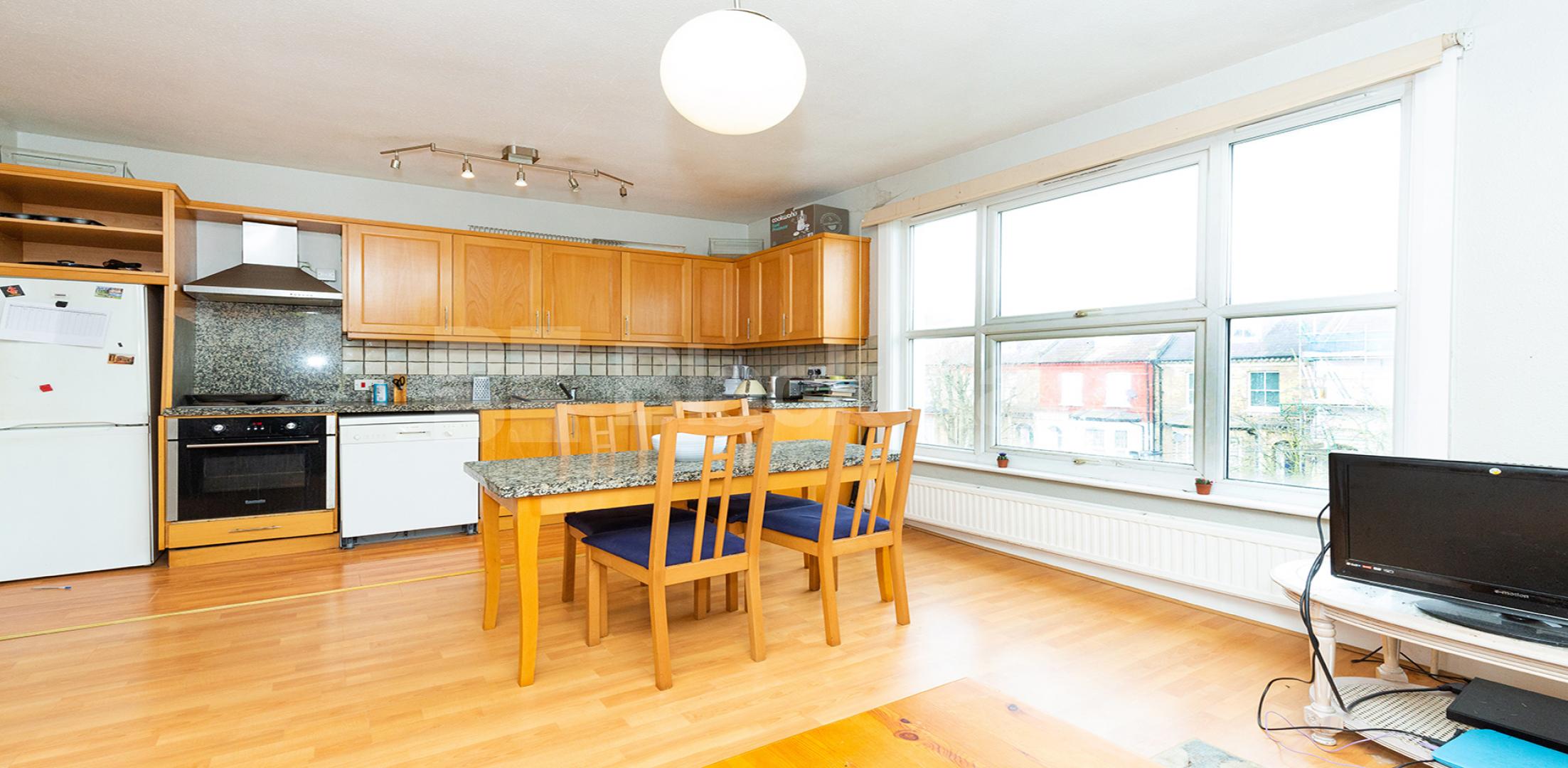 			TOP FLOOR OF A PERIOD CONVERSION, 1 Bedroom, 1 bath, 1 reception Flat			 Regina Road, STROUD GREEN